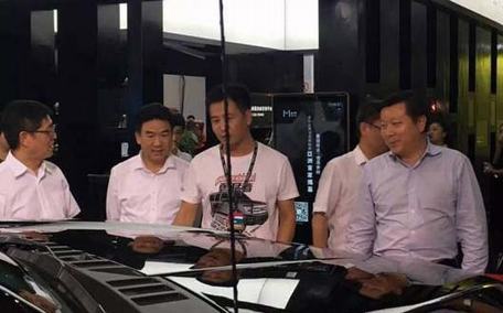 張市長(zhǎng)在深港澳車(chē)展參觀勇猛者